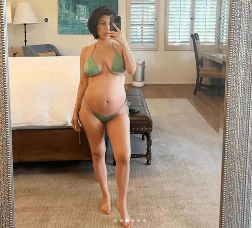 Kourtney Kardashian bikinisiyle ayna karşısında!