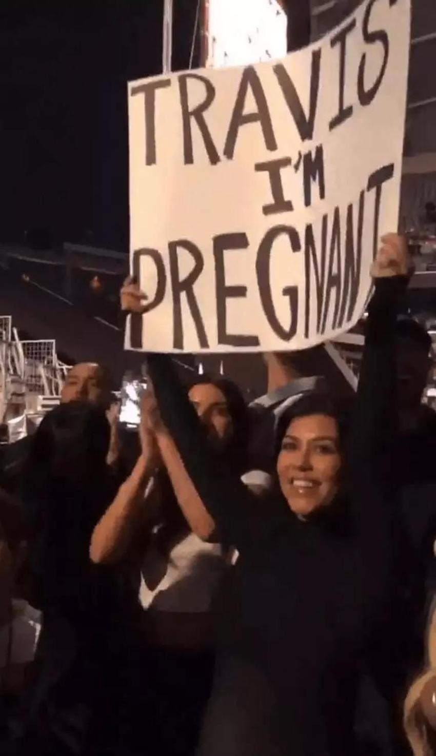 Kourtney Kardashian bikinisiyle ayna karşısında!