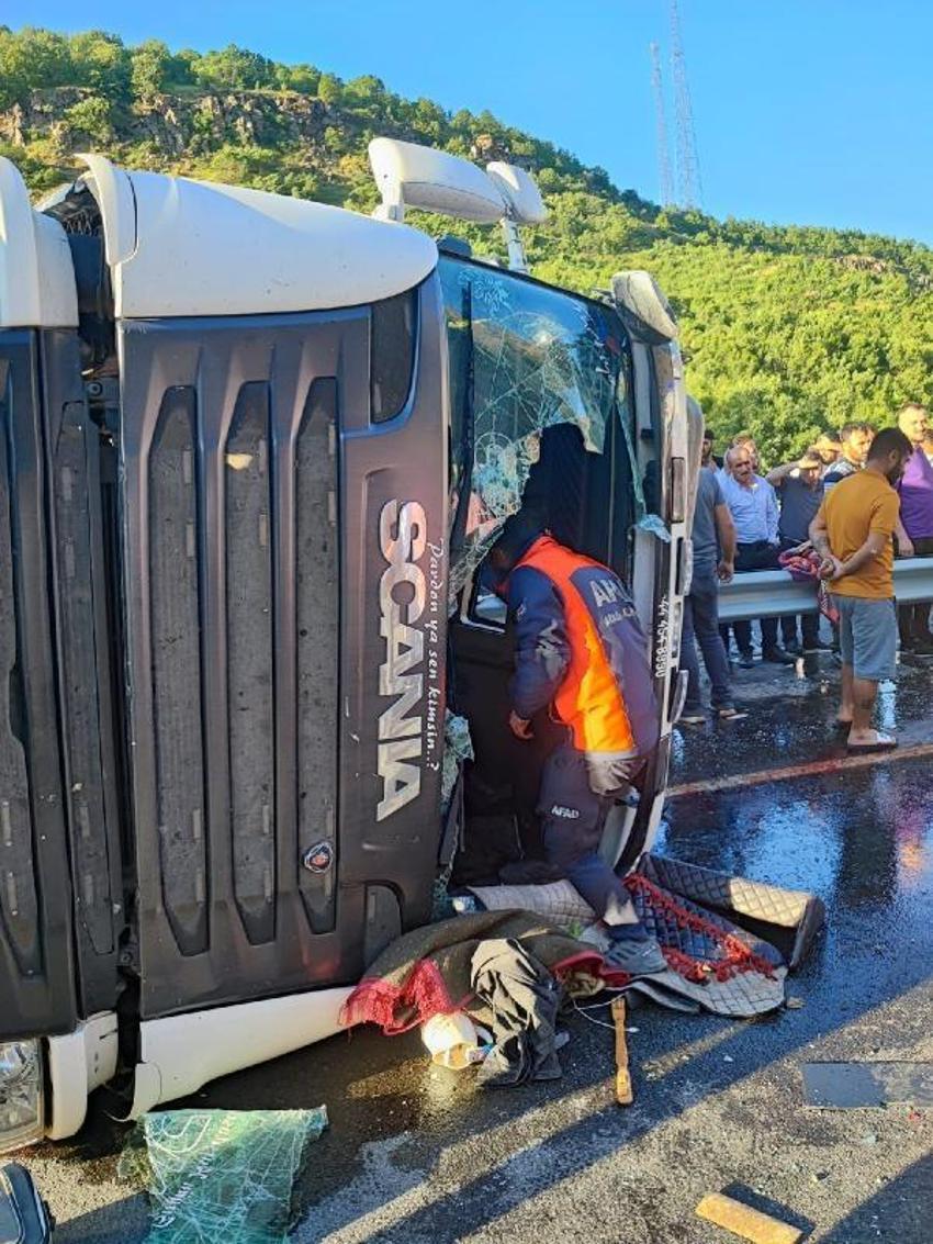Tatil yolunda feci kazalar! Acı haberler art arda geldi, çok sayıda can kaybı var