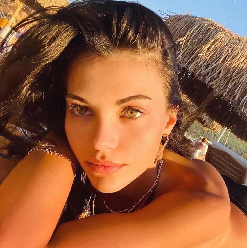 Tuvana Türkay tatil pozlarıyla sosyal medyayı salladı!