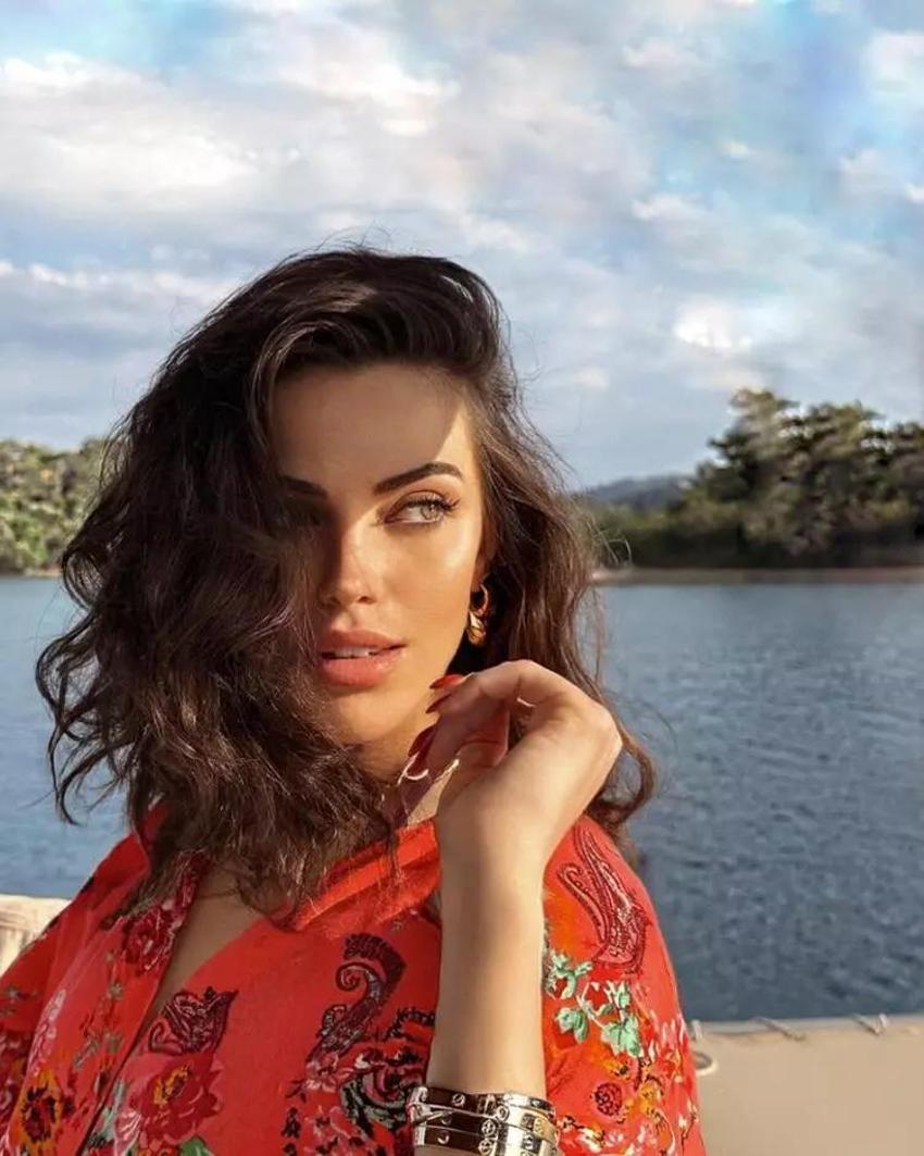 Tuvana Türkay tatil pozlarıyla sosyal medyayı salladı!