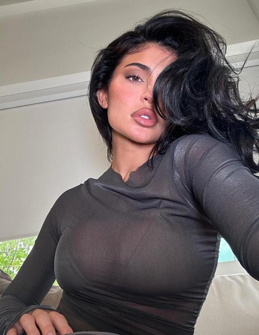 Kylie Jenner'dan kırmızı bikinili pozlar! 'Fotoğrafları sevgilin mi çekti?'