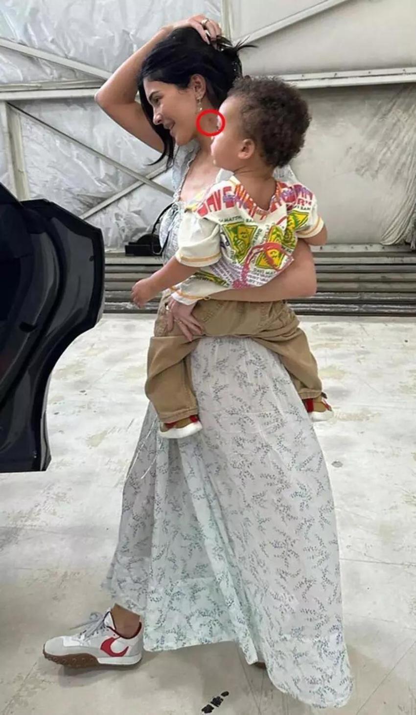 Kylie Jenner'dan kırmızı bikinili pozlar! 'Fotoğrafları sevgilin mi çekti?'