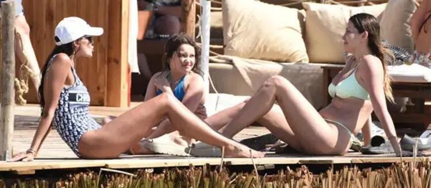 Özge Ulusoy plajda şov yaptı!