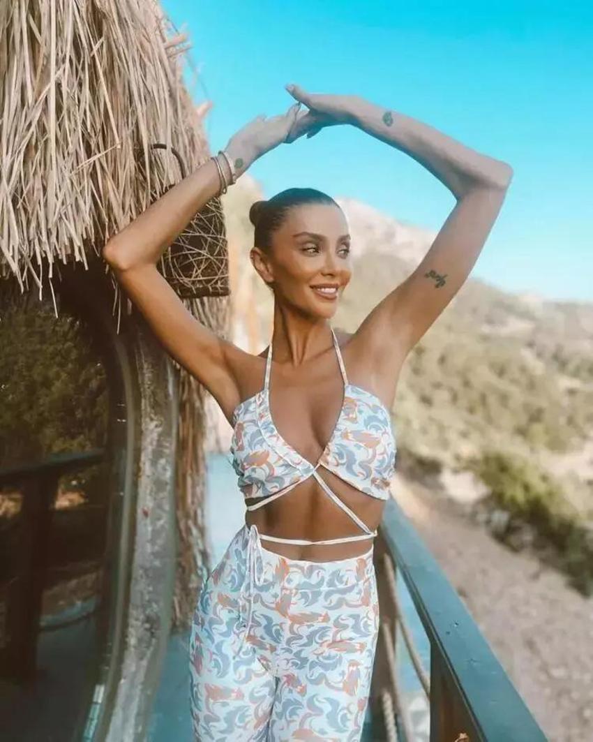 Özge Ulusoy plajda şov yaptı!