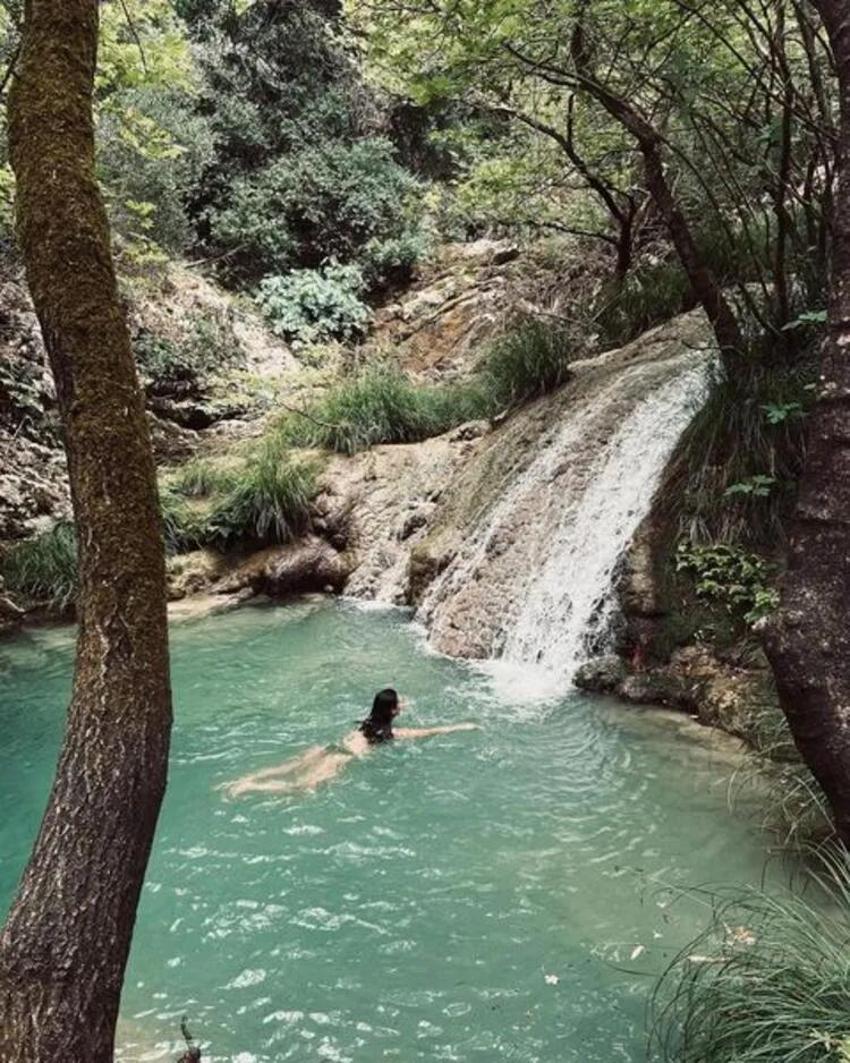 Pınar Deniz şelalede yüzdüğü anları paylaştı!