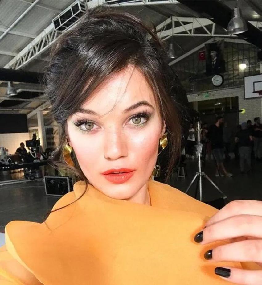 Pınar Deniz şelalede yüzdüğü anları paylaştı!