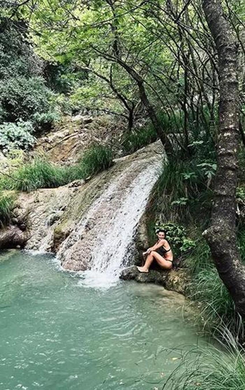 Pınar Deniz şelalede yüzdüğü anları paylaştı!