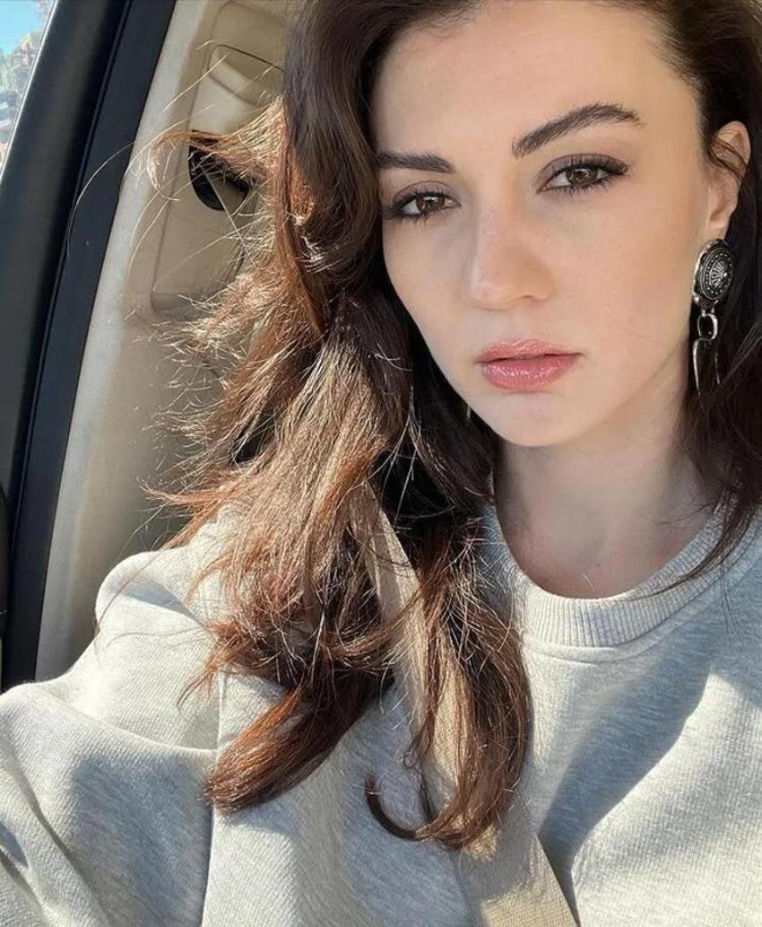 Burcu Özberk leopar desenli bikinisiyle bahçe suladı!