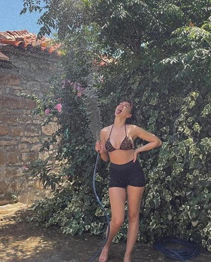 Burcu Özberk leopar desenli bikinisiyle bahçe suladı!