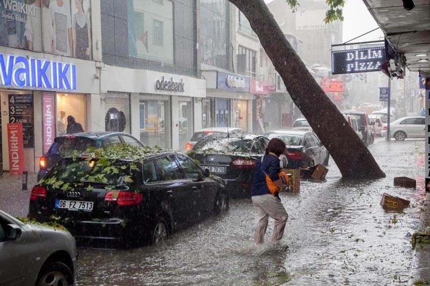 Meteoroloji'den son dakika şiddetli yağış ve sel uyarısı! İller belli oldu: İstanbul, Ankara, Antalya...