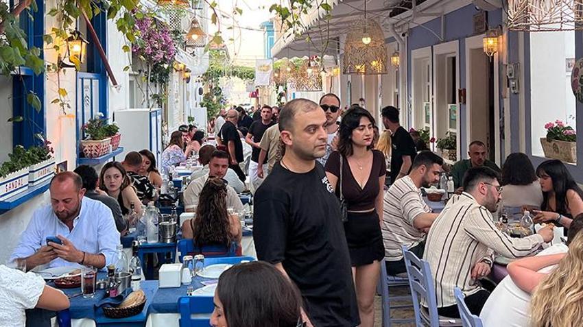 Bozcaada bayramda dolup taştı! Adım atacak yer kalmadı, yüzde 100 dolu