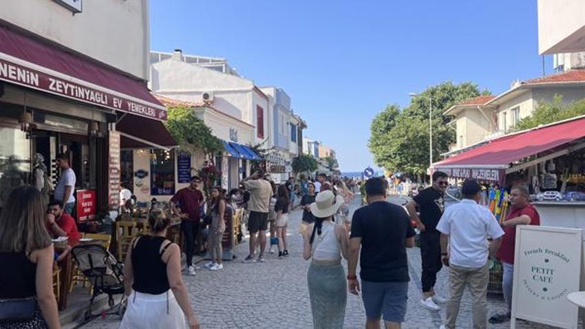 Bozcaada bayramda dolup taştı! Adım atacak yer kalmadı, yüzde 100 dolu