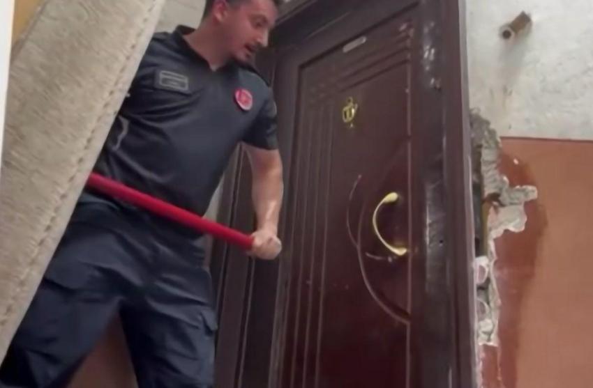 Ev sahibi, içerideki ailenin üzerine kapıyı kilitledi! Balyoz kırıldı, çelik kapı kırılmadı