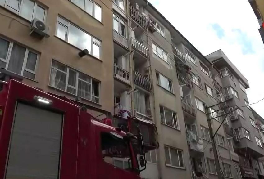 Ev sahibi, içerideki ailenin üzerine kapıyı kilitledi! Balyoz kırıldı, çelik kapı kırılmadı
