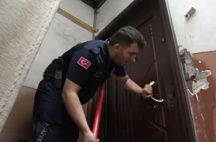 Ev sahibi, içerideki ailenin üzerine kapıyı kilitledi! Balyoz kırıldı, çelik kapı kırılmadı