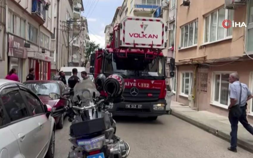 Ev sahibi, içerideki ailenin üzerine kapıyı kilitledi! Balyoz kırıldı, çelik kapı kırılmadı