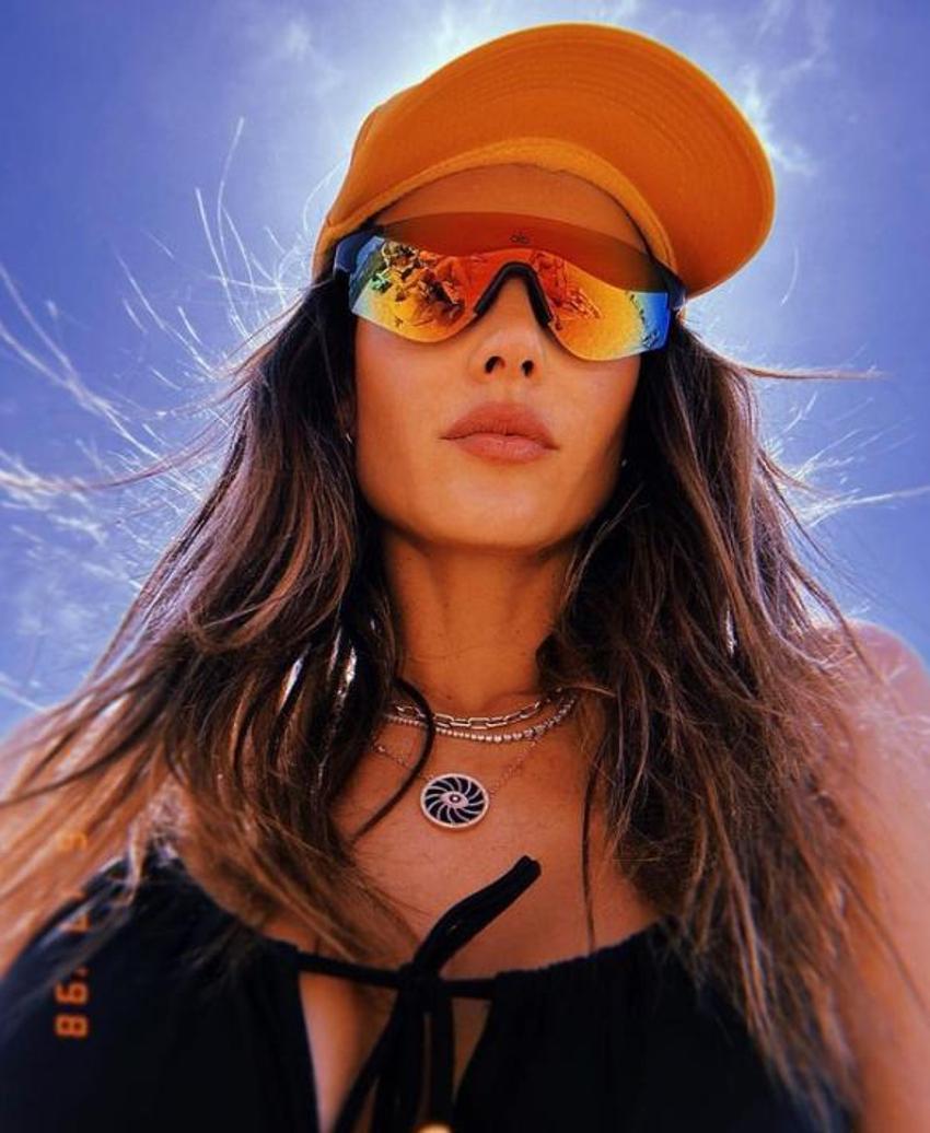 Alessandra Ambrosio pozlarıyla büyüledi!