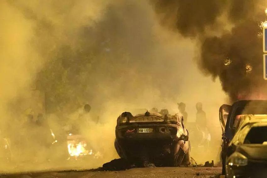 Fransa'da kriz büyüyor! Gece saatlerinde sokağa çıkma yasağı getirildi