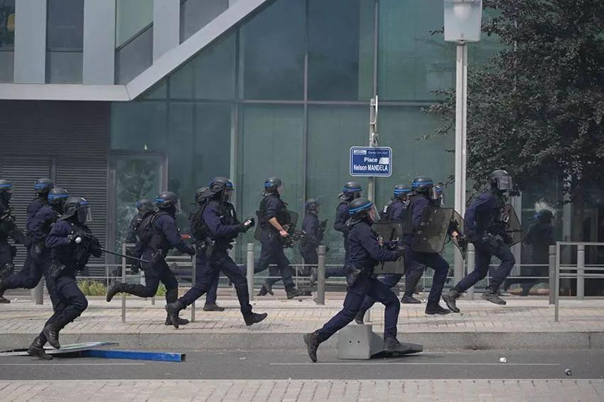 Fransa'da kriz büyüyor! Gece saatlerinde sokağa çıkma yasağı getirildi