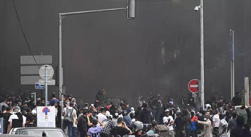 Fransa'da kriz büyüyor! Gece saatlerinde sokağa çıkma yasağı getirildi