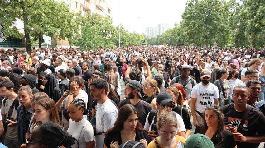 Fransa'da kriz büyüyor! Gece saatlerinde sokağa çıkma yasağı getirildi