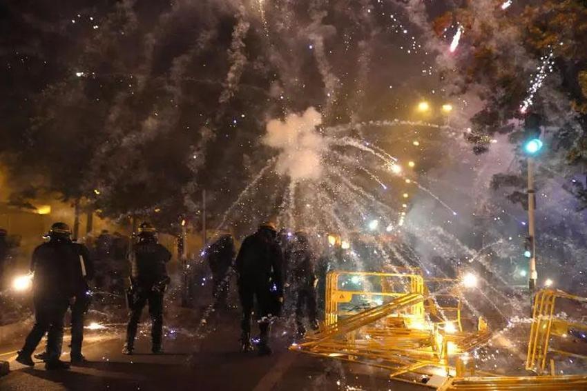 Fransa'da kriz büyüyor! Gece saatlerinde sokağa çıkma yasağı getirildi