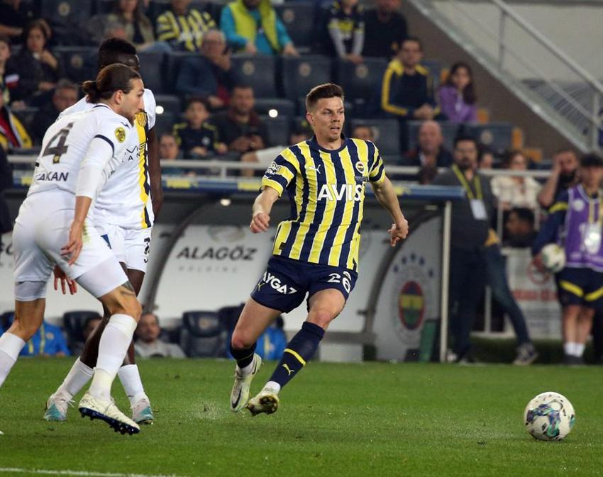 İsmail Kartal'a büyük şok! En güvendiği yıldızı gece yarısı Beşiktaş'a imza atacak
