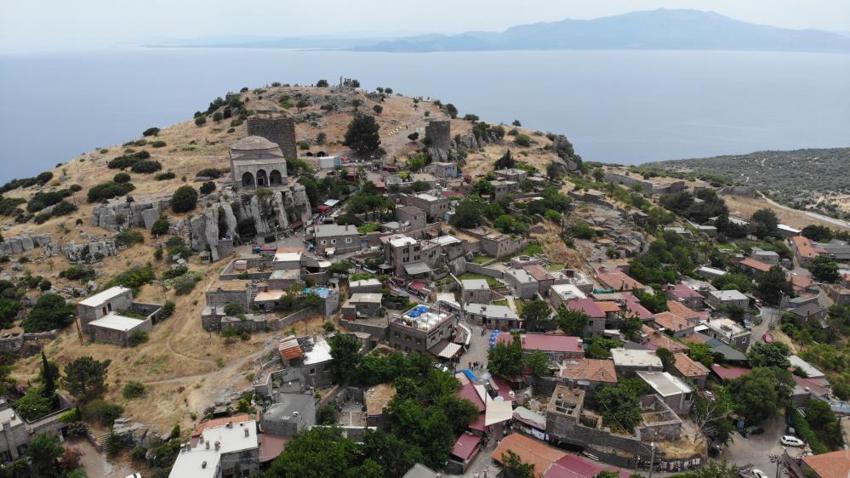 Yerli ve yabancı turistler akın ediyor! Assos’un gözdesi oldu