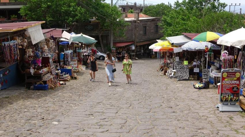 Yerli ve yabancı turistler akın ediyor! Assos’un gözdesi oldu
