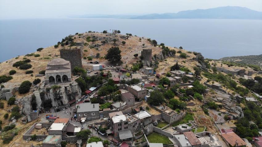 Yerli ve yabancı turistler akın ediyor! Assos’un gözdesi oldu