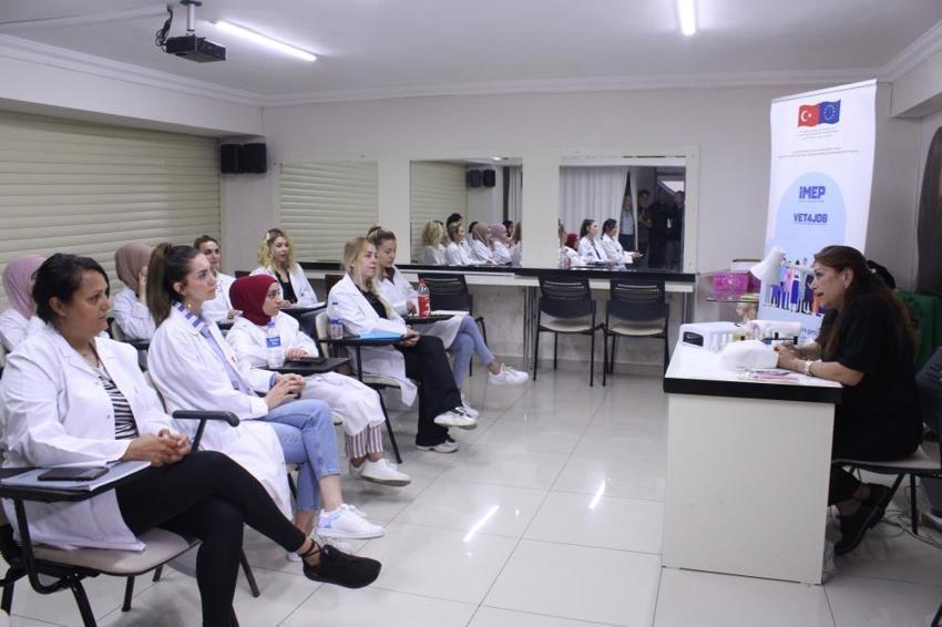 Kadınların gelir kapısı oldu! Hem meslek öğrenip hem harçlık alıyorlar