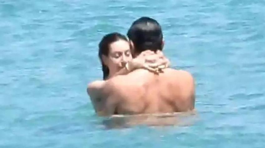 Sinem Kobal ile Kenan İmirzalıoğlu'nun denizde aşk dolu keyfi! Bir anda kayboldular