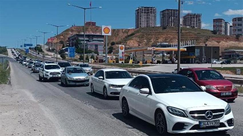 Tatilcilerin dönüş çilesi başladı! İstanbul sınırında 4 kilometrelik kuyruk oluştu