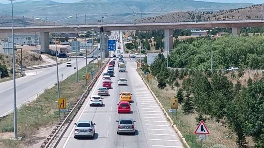 Tatilcilerin dönüş çilesi başladı! İstanbul sınırında 4 kilometrelik kuyruk oluştu