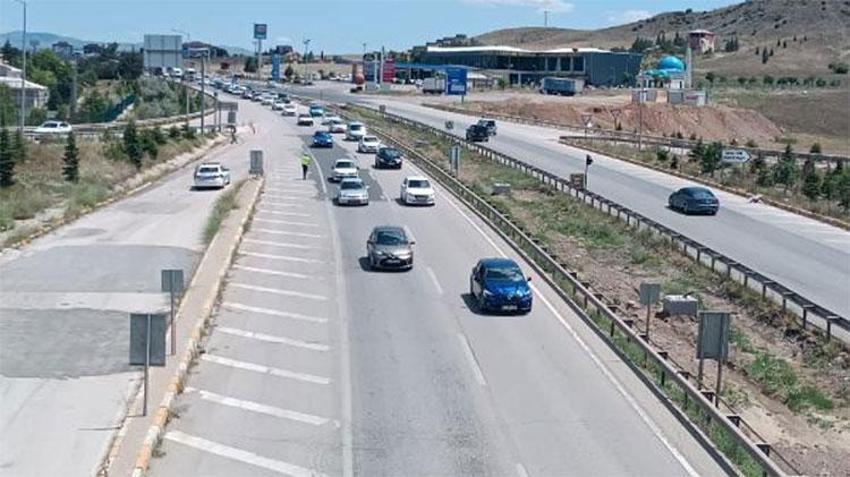 Tatilcilerin dönüş çilesi başladı! İstanbul sınırında 4 kilometrelik kuyruk oluştu
