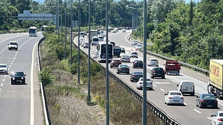 Tatilcilerin dönüş çilesi başladı! İstanbul sınırında 4 kilometrelik kuyruk oluştu