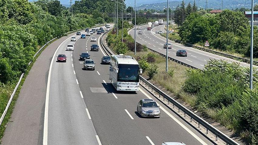 Tatilcilerin dönüş çilesi başladı! İstanbul sınırında 4 kilometrelik kuyruk oluştu