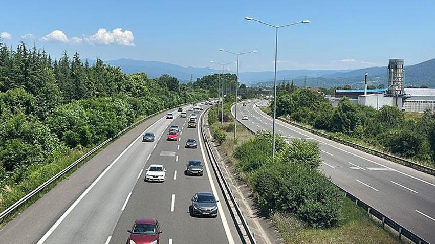 Tatilcilerin dönüş çilesi başladı! İstanbul sınırında 4 kilometrelik kuyruk oluştu