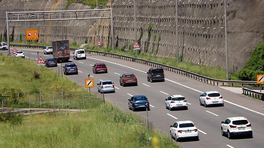 Tatilcilerin dönüş çilesi başladı! İstanbul sınırında 4 kilometrelik kuyruk oluştu