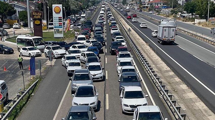 Tatilcilerin dönüş çilesi başladı! İstanbul sınırında 4 kilometrelik kuyruk oluştu