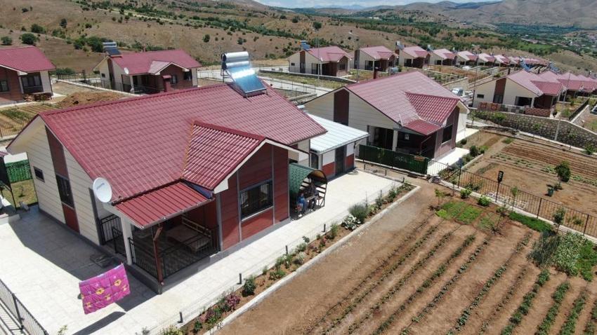 Depremden sonra inşa edilen TOKİ konutları tatil köyünü aratmıyor! 'İstanbul’dan bile daha güzel'