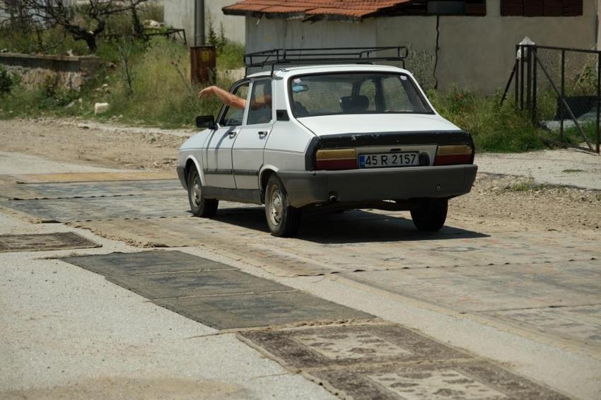 Şaşkına çeviren halı eskitme yöntemi! ‘Kaza yapanlar da oldu’