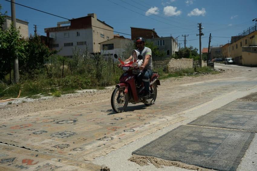 Şaşkına çeviren halı eskitme yöntemi! ‘Kaza yapanlar da oldu’