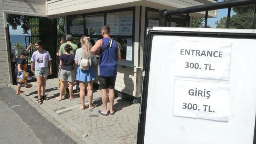 Kirlilik tehlikesi bulunan plaja akın var! Giriş fiyatları tepki çekti
