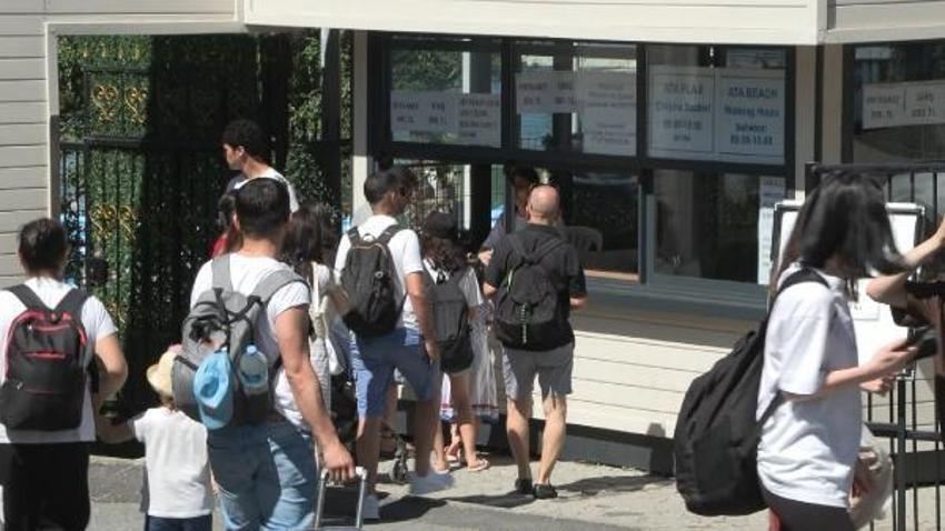 Kirlilik tehlikesi bulunan plaja akın var! Giriş fiyatları tepki çekti