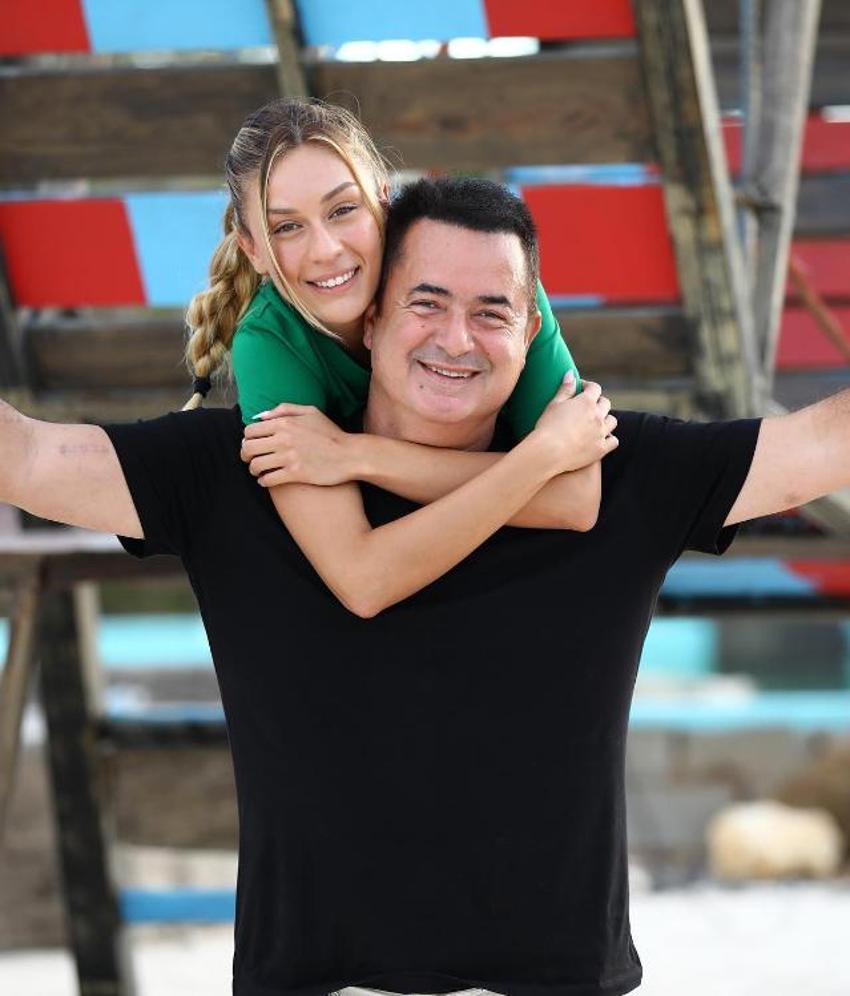 Acun Ilıcalı sevgilisi Çağla Altunkaya ve kızı Melisa'yla poz verdi!