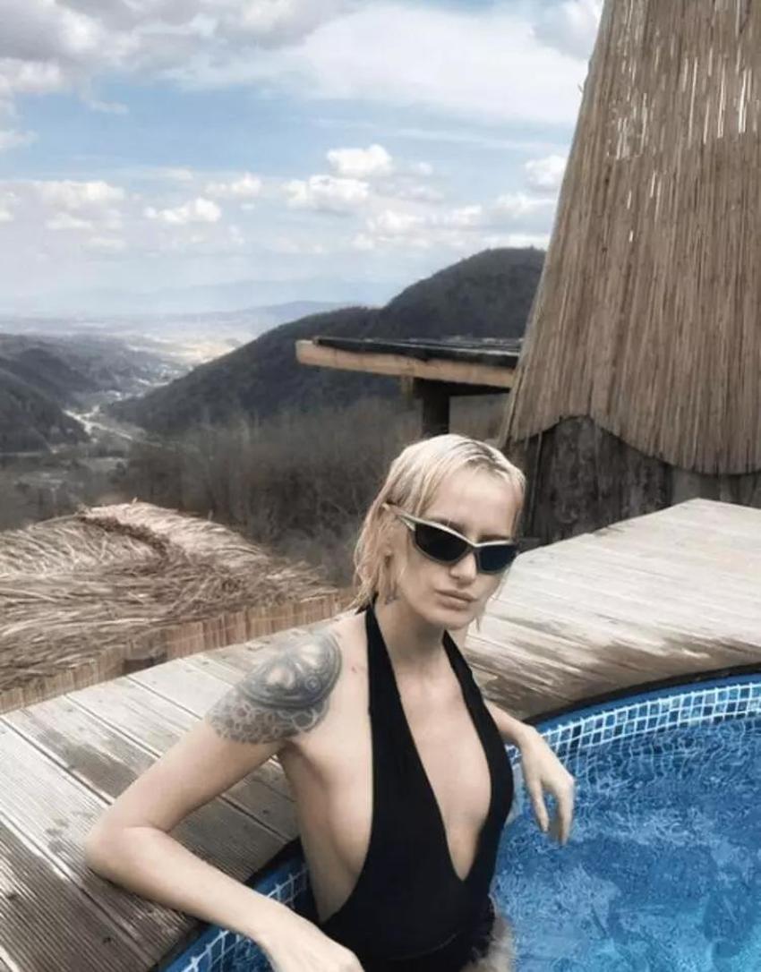 Didem Soydan üstsüz pozuyla sosyal medyayı salladı!