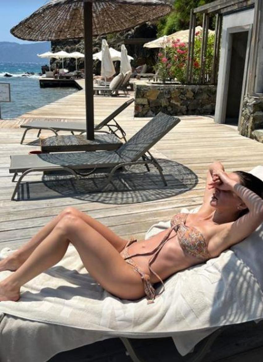 Cemre Kemer bikinili pozlarıyla yaktı geçti!