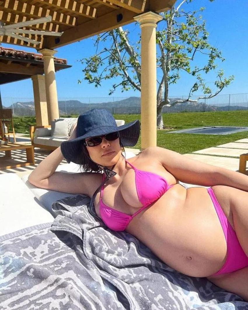 Kourtney Kardashian mini bikinili pozlarını paylaştı